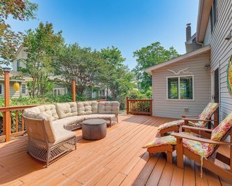 Adorable Cottage Fire Pit, Walk to Colonial Beach - Colonial Beach - Patio