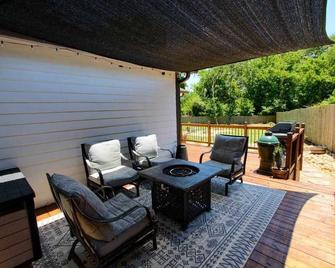 Cozy Family-Friendly home w/ fenced-in backyard - Austell - Patio