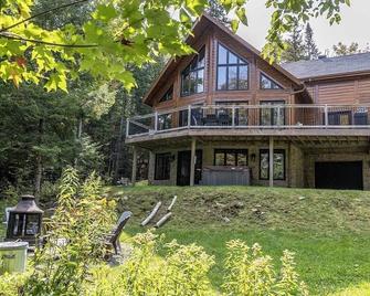 Access to Lake Walfred - Spa - Alizée Club - Sainte-Marguerite-du-Lac-Masson - Building