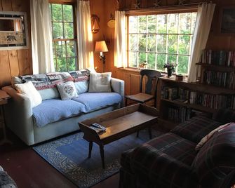 A Historic Storybook Maine Cottage - Bristol - Living room