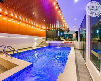 Luxury Viila by JBcity Home - ג'והור באהרו - בריכה