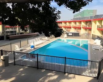 Garden Inn & Suites Oakland Airport - Oakland - Piscina