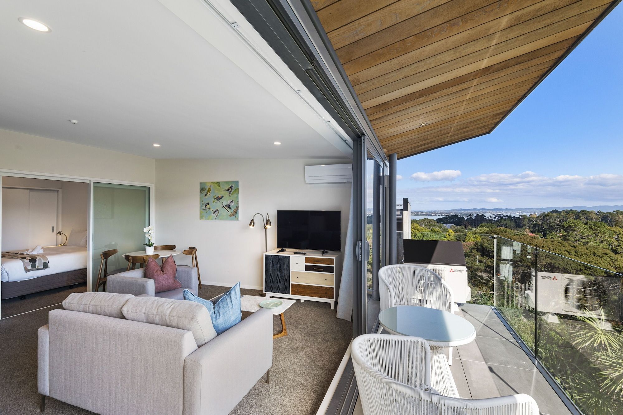 فيرنز موتل آند أبارتمنتس بيركينهيد