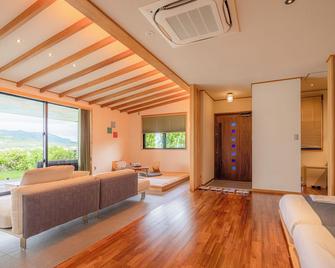 Sesoko Sansui - Motobu - Huiskamer