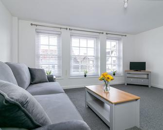 Warm, bright & large - two bed apartment - Stevenage - Living room