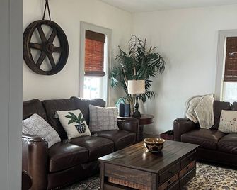 Charming 3-bedroom recently renovated 140 years old farmhouse in Mantua. - Mantua - Living room