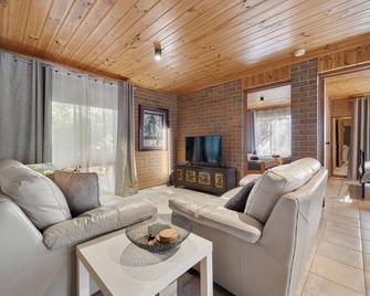 Affordable GEM in the heart of Inverloch - Inverloch - Living room