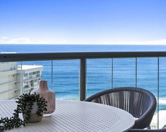 Sun City, 4 Bedroom Ocean View Family Apartment - Kids Stay Free - סרפרז פרדייז - מרפסת