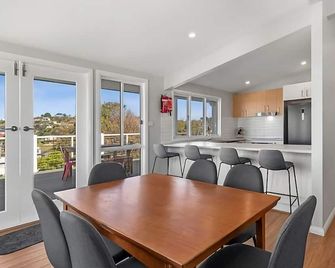 The Bach House Pet Friendly in Malua Bay managed by Batemans Bay Accom - 말루아 베이 - 다이닝룸