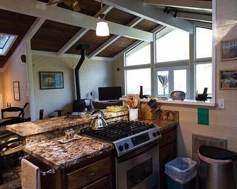 Robin's Hood on the River w/ Spectacular Views, near vineyards & coastal beaches - Monte Rio - Kitchen