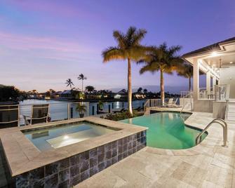 Marco Polo By Avantstay Waterfront 5bdr Pool Spa Fire Pit Walk To Beach - Marco Island - Pool