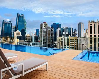 AC Hotel by Marriott Panama City - ปานามาซิตี้ - สระว่ายน้ำ