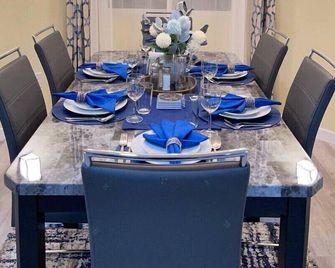 Cheerfull 2 bedroom Basement Apartment - Aurora - Comedor