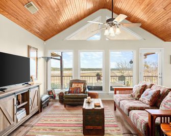 J-Bar-J Lodge - Marble Falls - Obývací pokoj