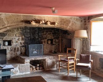 Maison de charme avec vue sur la montagne à Albaret-Sainte-Marie - Albaret-Sainte-Marie - Huiskamer