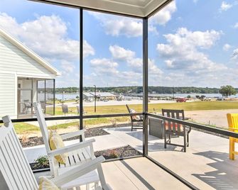 Stunning Lakefront Retreat With Dock Acc - Greenwood - Balkon