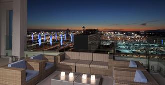 H Hotel Los Angeles, Curio Collection by Hilton - Los Angeles - Balcony