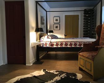 Farmhouse on 300 acres with 2 lakes near the heart of Amish Country - Stone Creek - Bedroom