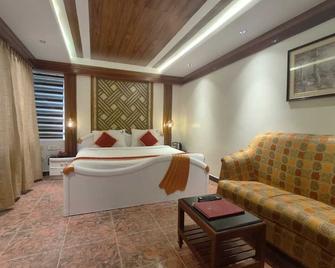 Hotel Silver Oak - Ooty - Bedroom