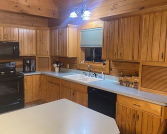 Spacious Rustic Log Home Retreat Near Madison & Milwaukee - Johnson Creek - Cocina