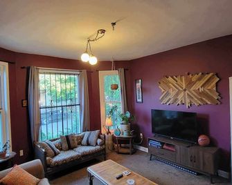 Cozy Private Room - Detroit - Living room