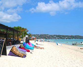 Puri Nusa Beach Hotel - Nusa Penida - Piscina