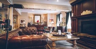 The Great George - Charlottetown - Living room