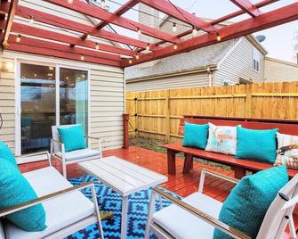 Near Naval Base! Stylish Getaway w Netflix, Games, WiFi - Mundelein - Patio
