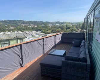 2 Bed Caravan - Sleeps 6 - Pets - Pool - Parking - Aberystwyth - Balcon