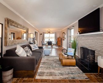 Beautiful lakefront with hot-tub 2bedroom +WiFi on all sports Cooley lake - Commerce Township - Living room