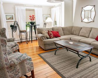 Charming, Historic Farmhouse with private pool on quiet street, beach pass - Marstons Mills - Living room