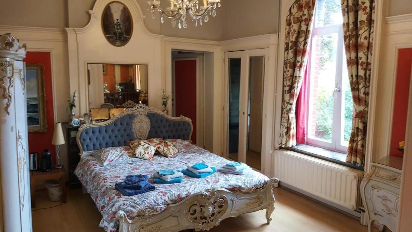 Château Lambert Moulinsart Hotel, shuttle airport, long term parking, snooker, large terrasse, dinner, breakfast