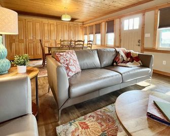 Dagget Hollow- Mississippi Suite - Grafton - Living room