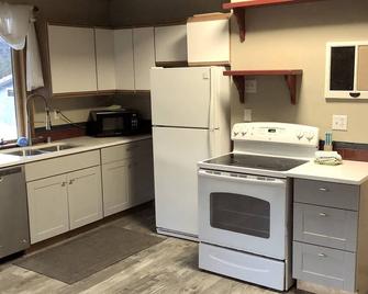 Sluice Box - Affordable, Convenient, And Near Mendenhall Glacier- Discounts On Tours! - Juneau - Kitchen