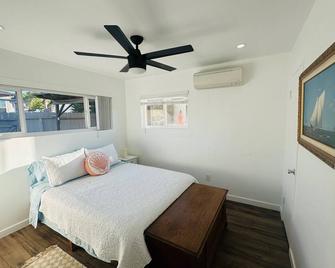 Charming Fairy Garden Cottage 15 Min from the Beach - San Diego - Bedroom