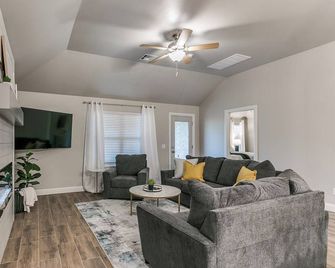 Your Yukon Haven New Home in Great Location! - Yukon - Soggiorno