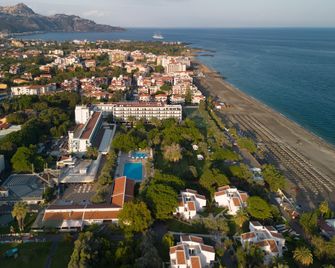 Una Hotels Naxos Beach Sicilia - ג'יארדיני נאקסוס - בניין