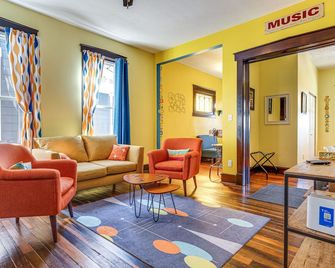 Retro-Inspired Indy Home Walk to Fountain Square! - Indianapolis - Wohnzimmer