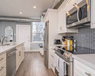 2 bed•work desk•close to Brant St Pier•GO station - Burlington - Kitchen