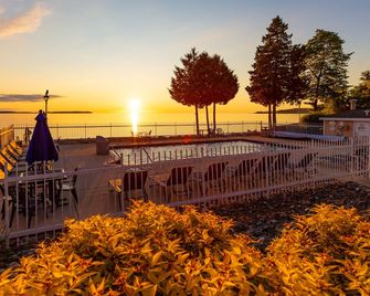 Westwood Shores Waterfront Resort - Sturgeon Bay