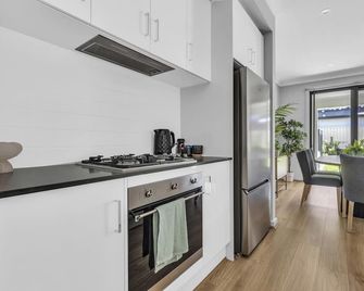 Paradise Family Home, Close To Cbd & Amenities - Campbelltown - Kitchen