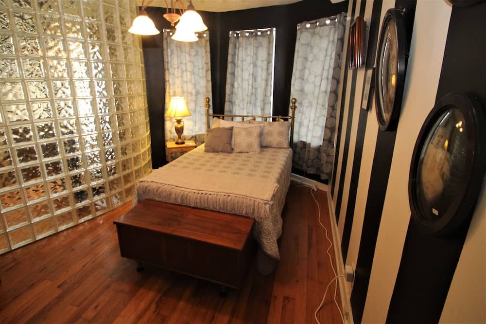 Ditch the Hotel & Enjoy The Brownstone Flat of Uniontown - Uniontown - Slaapkamer