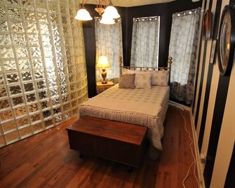 Ditch the Hotel & Enjoy The Brownstone Flat of Uniontown - Uniontown - Slaapkamer