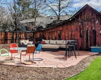 Large, 2-story Victorian home, w/ huge backyard & Flatiron views! Ideal location - Boulder - Patio