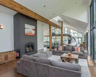 Cherry Island Muskokas Premiere Private - Windermere - Living room