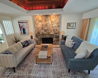 Luxury 3BR Home, 2 King Beds, Near cafes and groceries - North Vancouver - Sala de estar