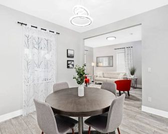 Tasteful oasis in old Roseville - Roseville - Dining room