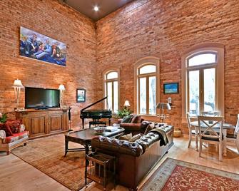 Luxury Loft Sleeps 6 On Main Street, Noma Square - Greenville - Living room