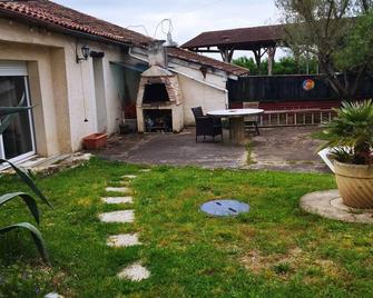 Apt room 30m2 office kitchen, fenced garden and independent animals ok - Lamothe-Landerron - Patio