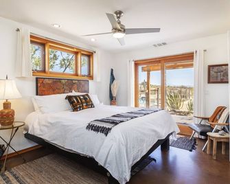 Moonview Modern Hot Tub, Bbq & Private Pool 2 Bedroom Home by RedAwning - Joshua Tree - Bedroom